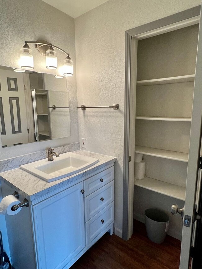 Building Photo - High speed internet included - 3 bedroom townhouse