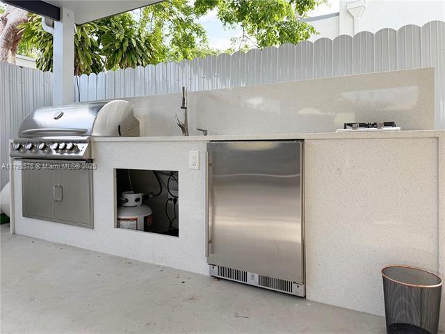 Building Photo - 927 SW 18th Ave