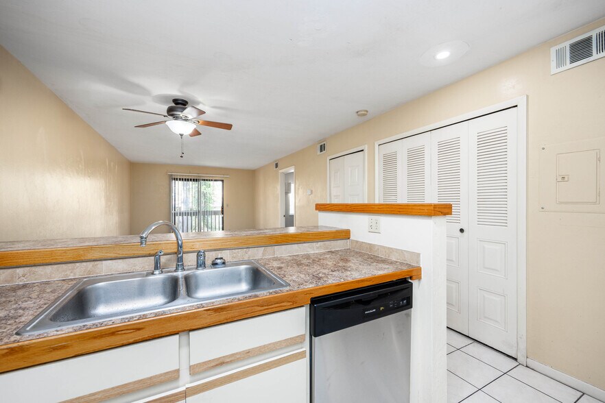 Kitchen - 127 SE 16th Ave