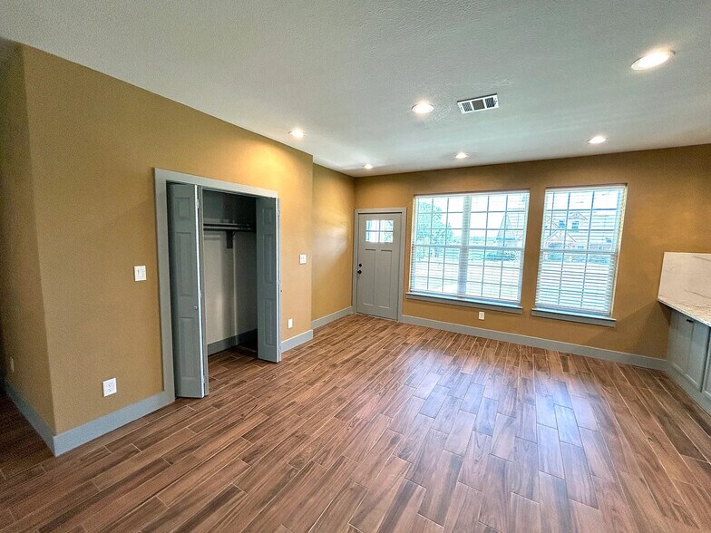 Building Photo - Room in Duplex on N Shore Dr