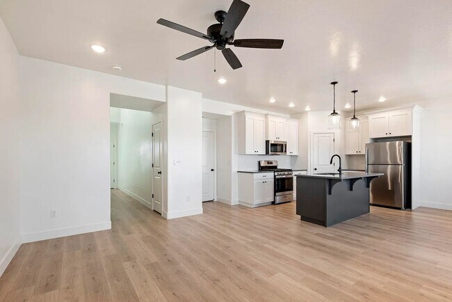 Building Photo - Charming Cedar City 3 Bedroom Townhome!