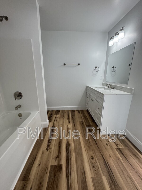 Building Photo - 380 Quinn Hill Ln