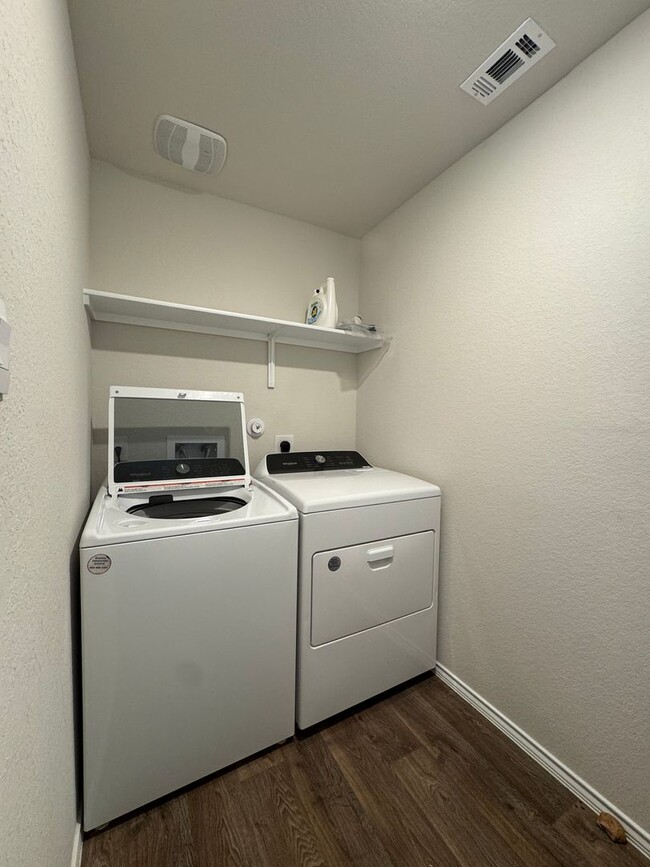 Building Photo - $300 OFF 1ST MONTH RENT IF YOU MOVE IN WIT...