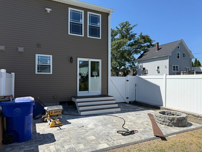 Building Photo - 214 Grosvenor Ave
