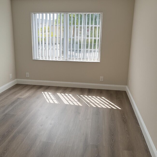 Building Photo - 537 S Sequoia Dr