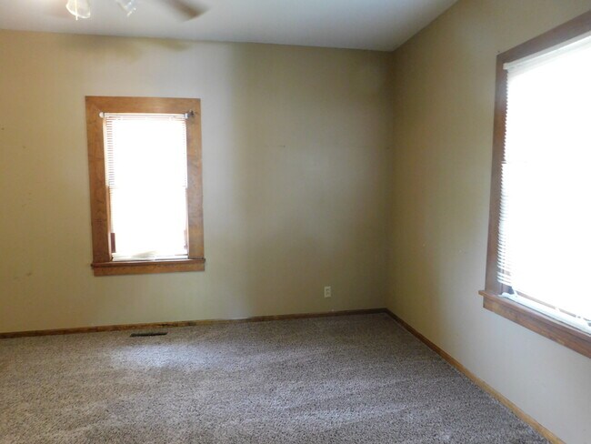 Building Photo - Huge 2 bedroom/1 bath close to the Hosptia...