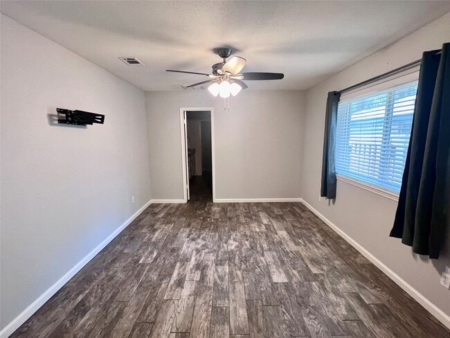 Building Photo - 9 N Deerfoot Cir
