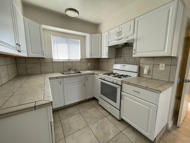 Building Photo - Cozy One Bedroom One Bathroom Cottage Home in Hemet!