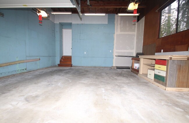 Building Photo - FULLY RENOVATED 3 BED, 2 BATH BELLEVUE HOM...