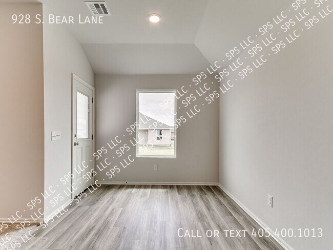 Building Photo - 928 S Bear Ln