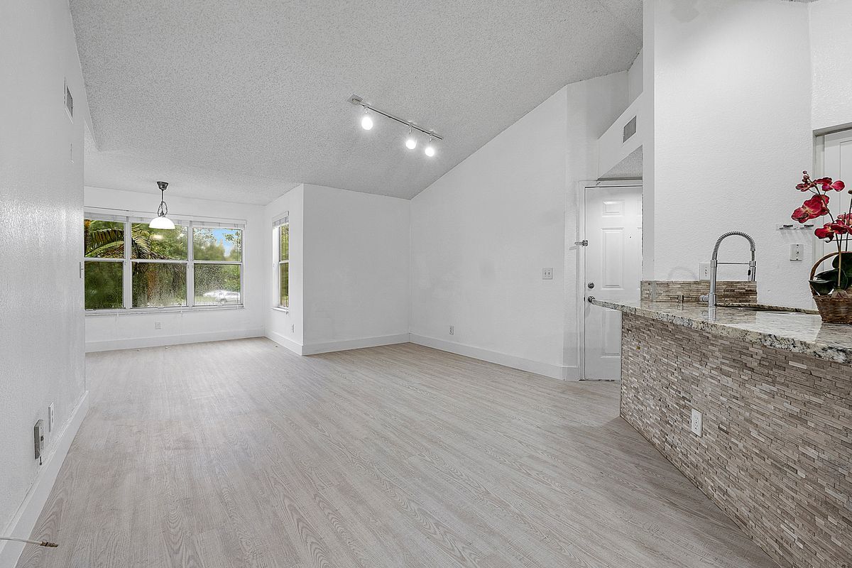 Building Photo - 417 Vista Isles Dr