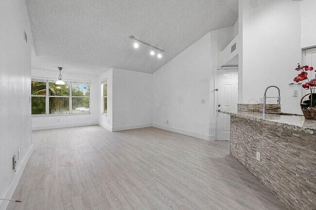 Building Photo - 417 Vista Isles Dr