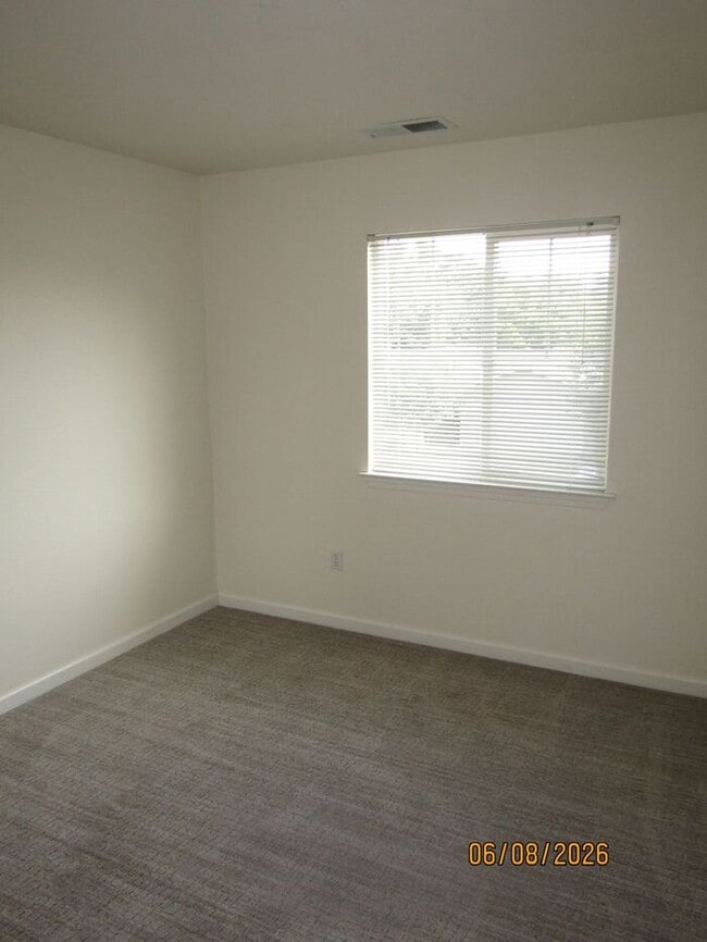 Building Photo - Great 3 bed 2.5 bath single family home in Windsor! Brand New Flooring and Paint!