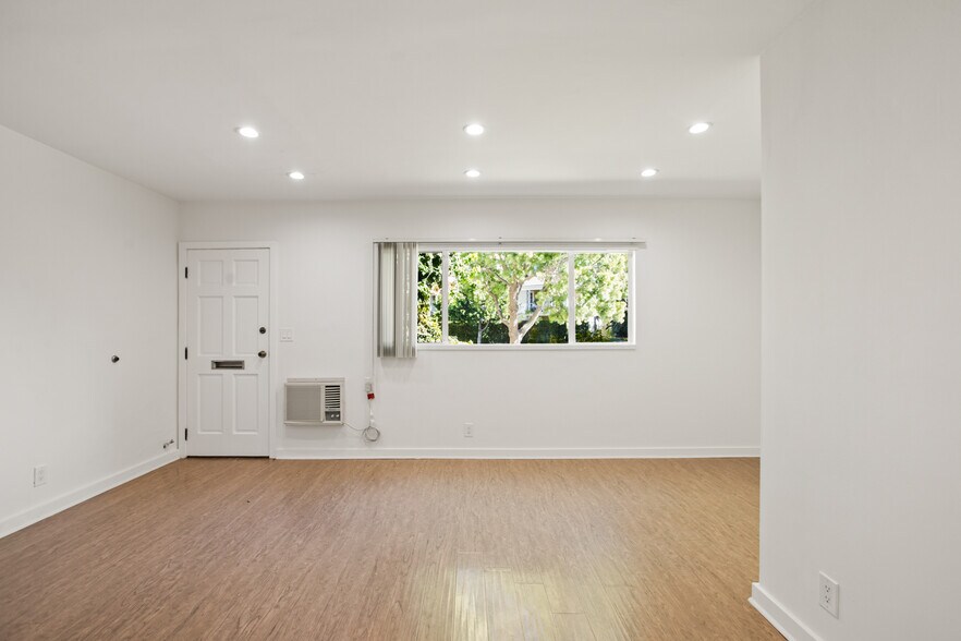 Building Photo - 9910 Robbins Dr