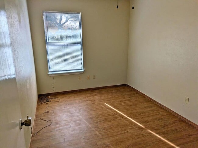 Building Photo - 910 NW Dearborn Ave