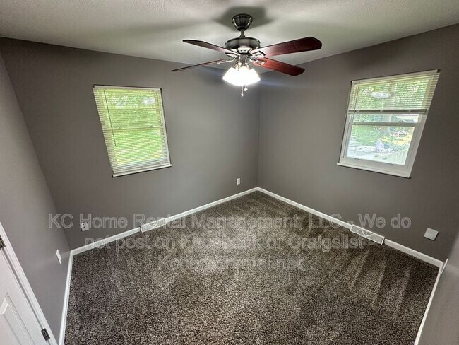 Building Photo - 424 NE Lakeview Dr