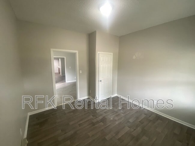 Building Photo - 2320 E Brookside Ave