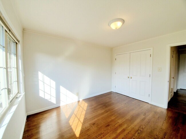 Building Photo - Hillsborough home with Bay views