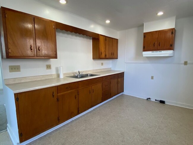 Building Photo - 2 Bedroom 1 Bathroom Unit Available in Urb...