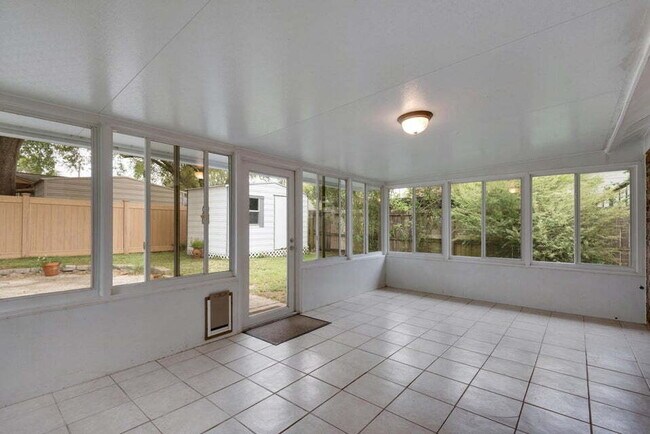 Building Photo - "Charming 3-Bedroom home in Fort Walton Be...