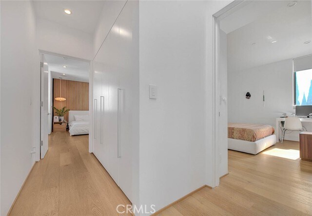 Building Photo - 1825 N Kenmore Ave