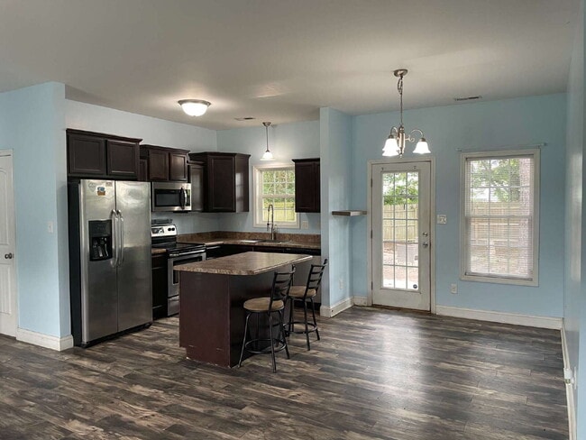 Building Photo - Pet Friendly Three Bedroom Two Full Bathro...
