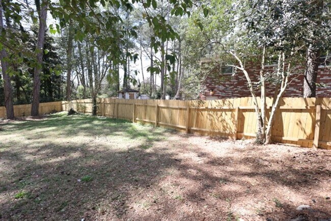 Building Photo - 2202 Dering Cir NE