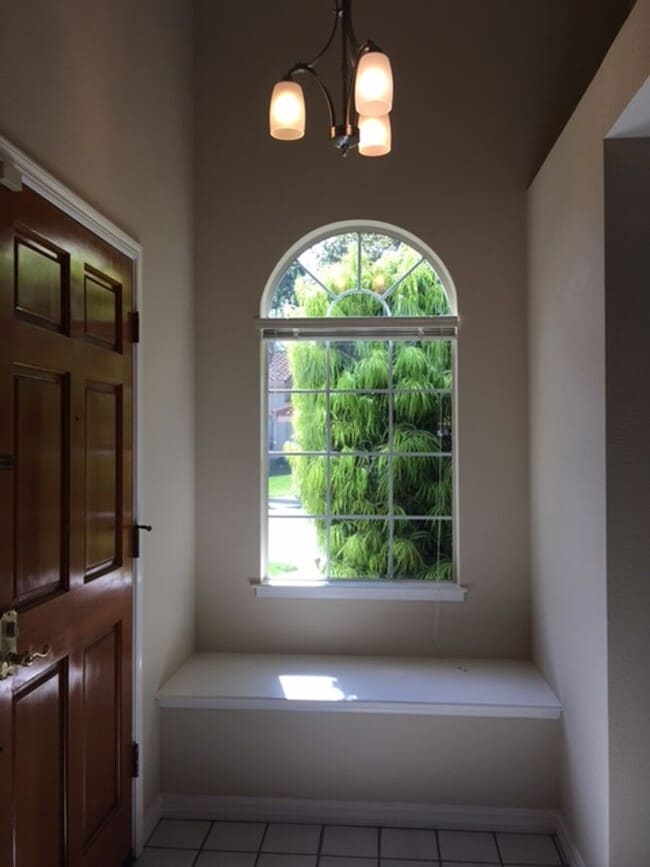 Building Photo - Great Location 3 Bedroom 2.5  Bath Townhouse