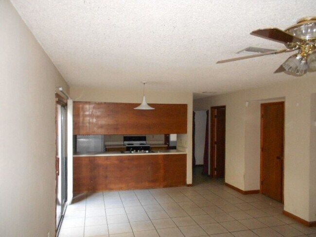 Building Photo - 3 Bedroom, 2.5 Bath off of Mission Road! Available August 2026!