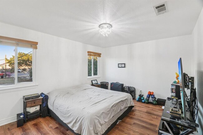 Building Photo - 5801 Thunderbird St