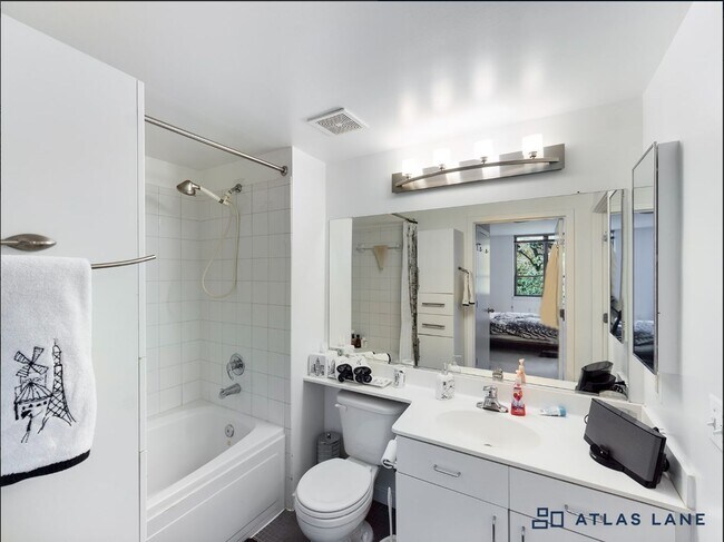 Building Photo - Professionally Managed, 2 Bedroom  1  Bathroom  Condo // Cleveland Park// Amenity Rich Condo