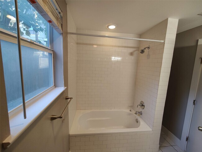 Building Photo - 711 Graham Pl