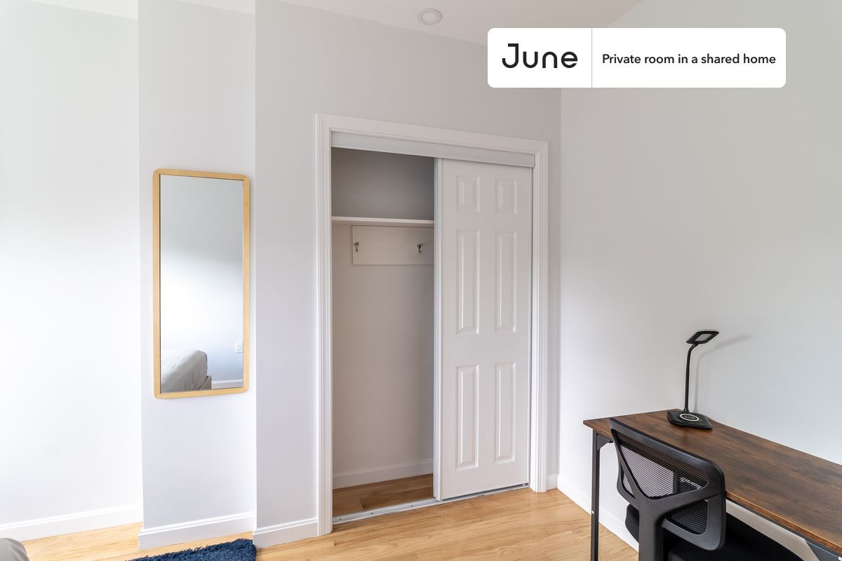 Building Photo - Private bedroom in 3 bed/2 bath Home