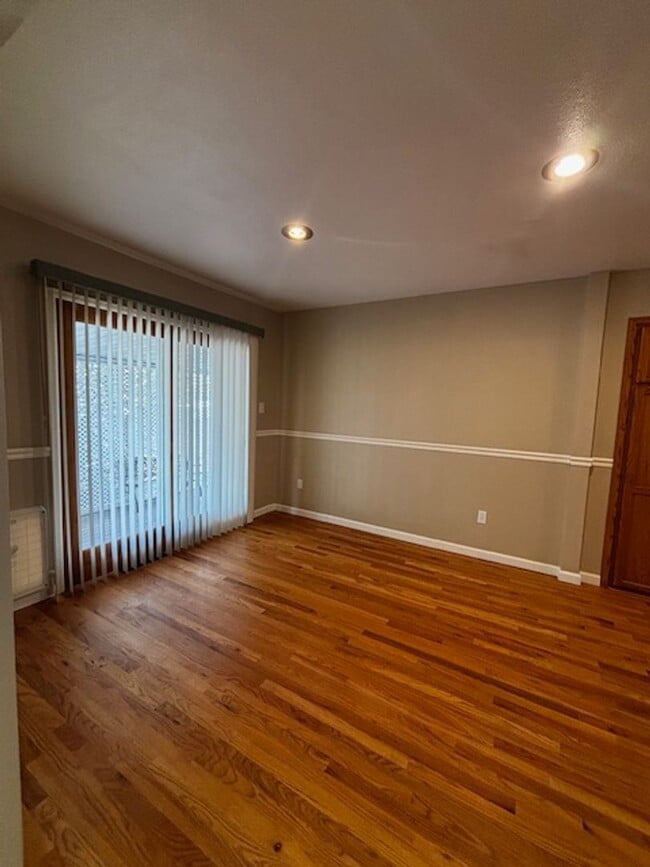 Building Photo - Cute 5 Bedroom 3 Bath Single Family Home
