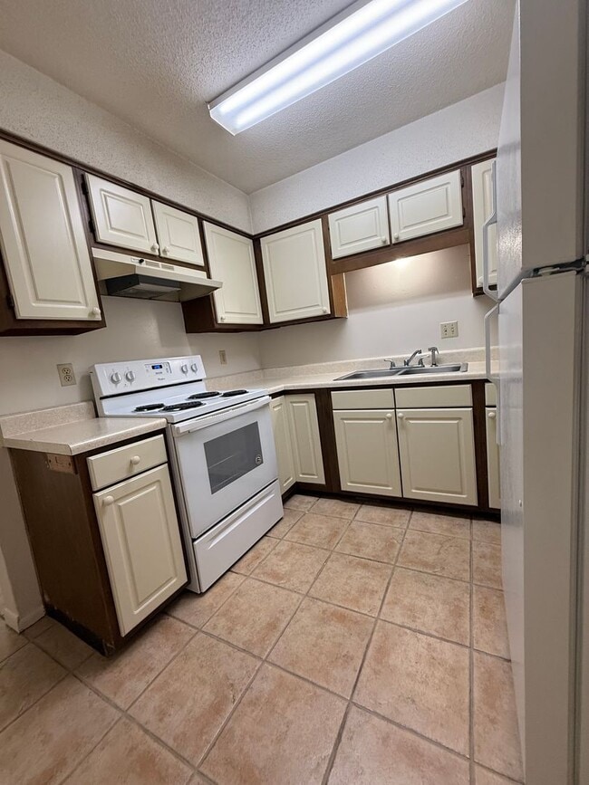 Building Photo - New Listing!