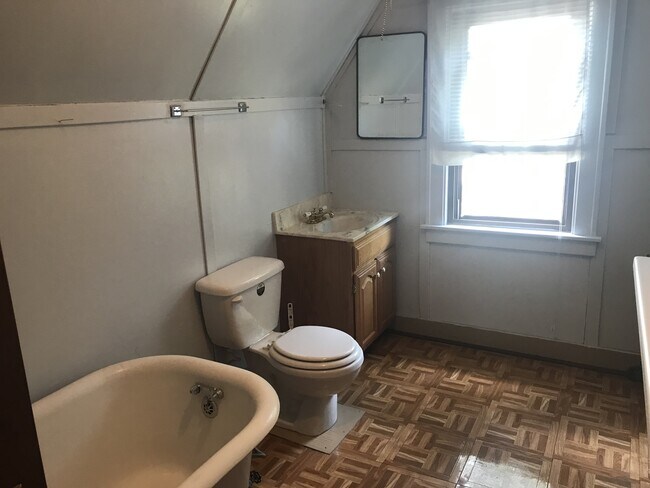 Building Photo - Move in Ready 4 Bedroom 2.5 Bath