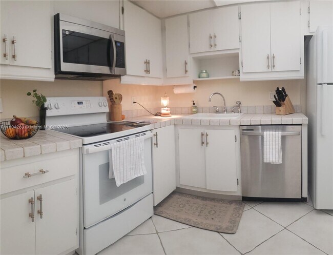 Building Photo - 550 Oaks Ln