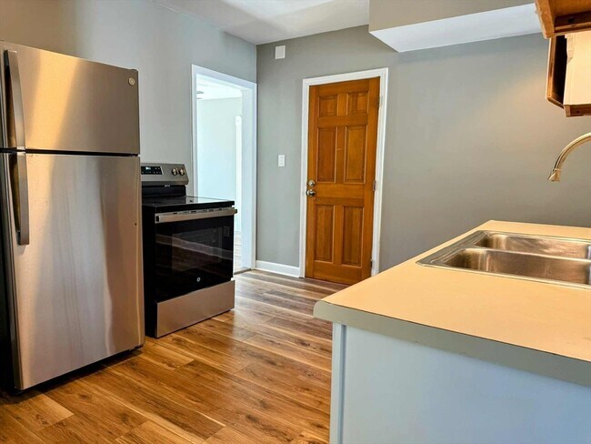 Building Photo - 250 Pine St