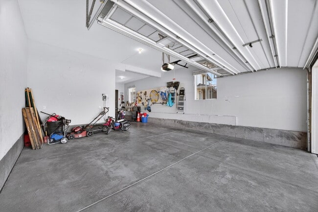 Building Photo - "Spacious 5-Bedroom Retreat on South Quantock Way - Perfectly Designed for Comfort and Style!"  A...