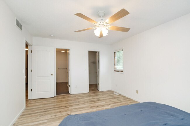 Building Photo - Large Family home For rent!