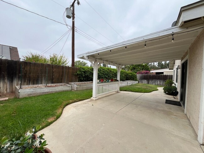Building Photo - MOVE-IN READY 3+2 w/all appliances, commun...