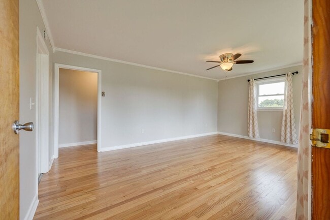 Building Photo - Beautifully updated 3 BR 1 BA home with ex...