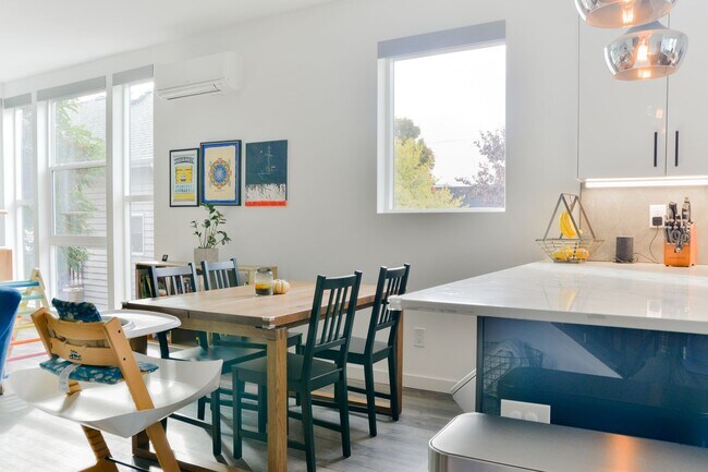 Building Photo - Modern 3 bed/ 2.5 bath townhome in Ballard!