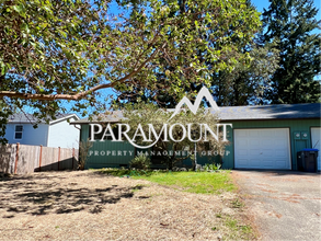 Building Photo - Charming 2-Bedroom Duplex with Garage!