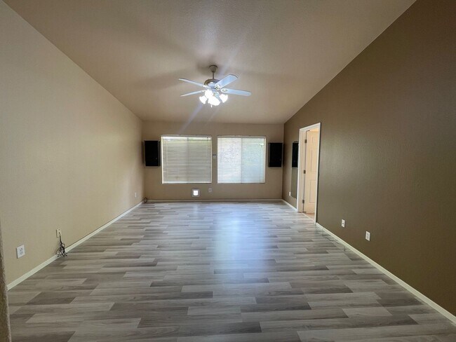 Building Photo - CHARMING 3BD/2BA HOME NEAR ELKHORN