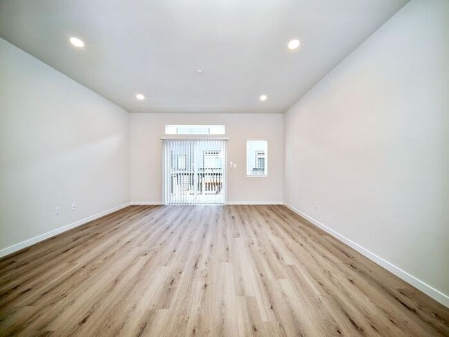 Building Photo - Charming 3-Bedroom Townhome with Modern Am...