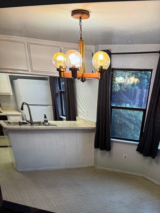 Building Photo - 3B/D 2BA, Duplex AVAILABLE NOW!!