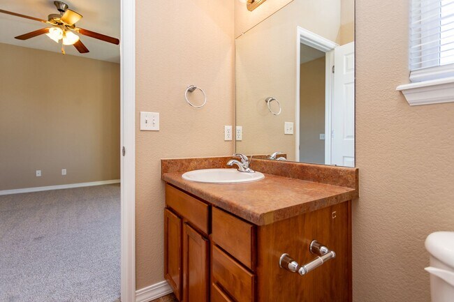 Building Photo - Beautiful Ranch-Style Condo with Attached ...