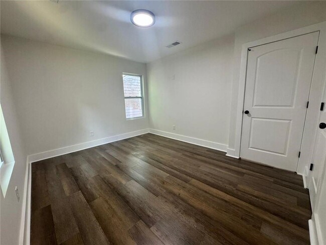 Building Photo - 2228 Carey Dr SE