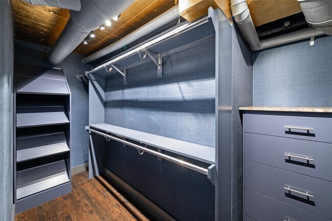 Building Photo - 1025 S Shepherd Dr